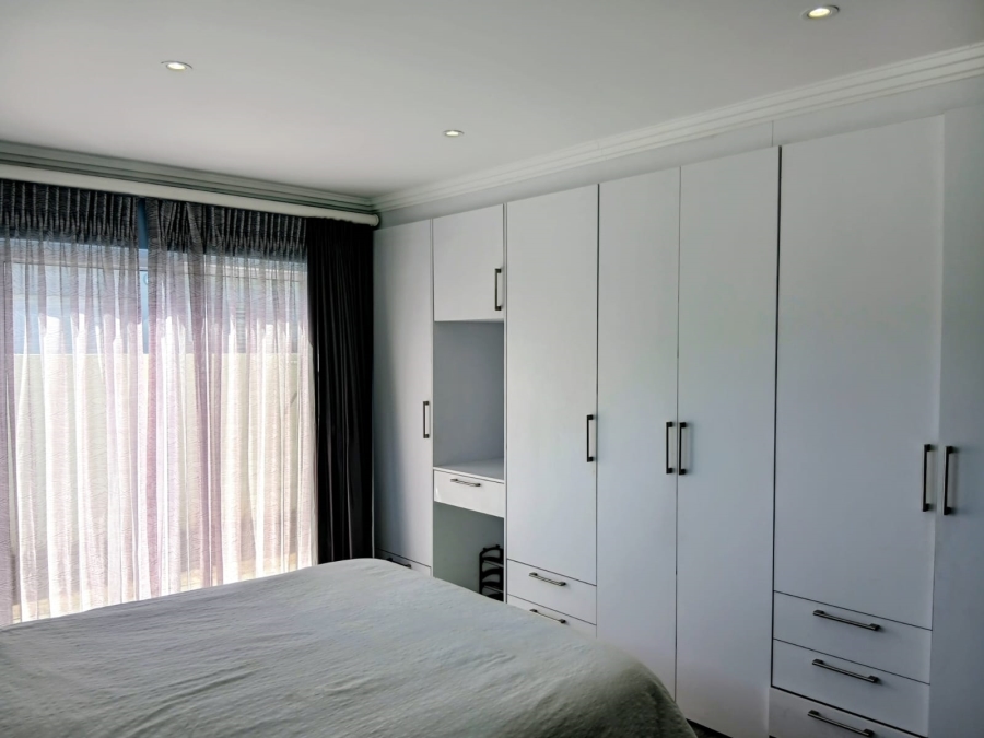 5 Bedroom Property for Sale in Beacon Bay Eastern Cape
